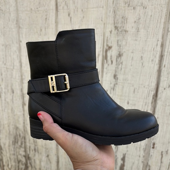 MICHAEL KORS  Black Ankle Boots with Gold Buckle and Side Zipper Girls Size 13 - Picture 9 of 15